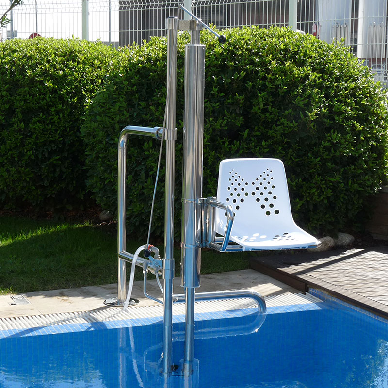 Elevador de piscina instalado na piscina